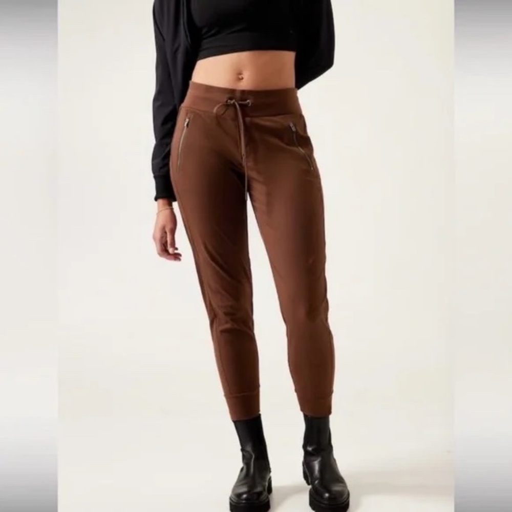 Athleta Trekkie North jogger in burgundy. NWT